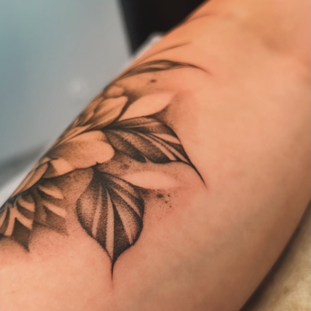 Tatuaż w stylu whip shading — studio Mannaz Jelenia Góra