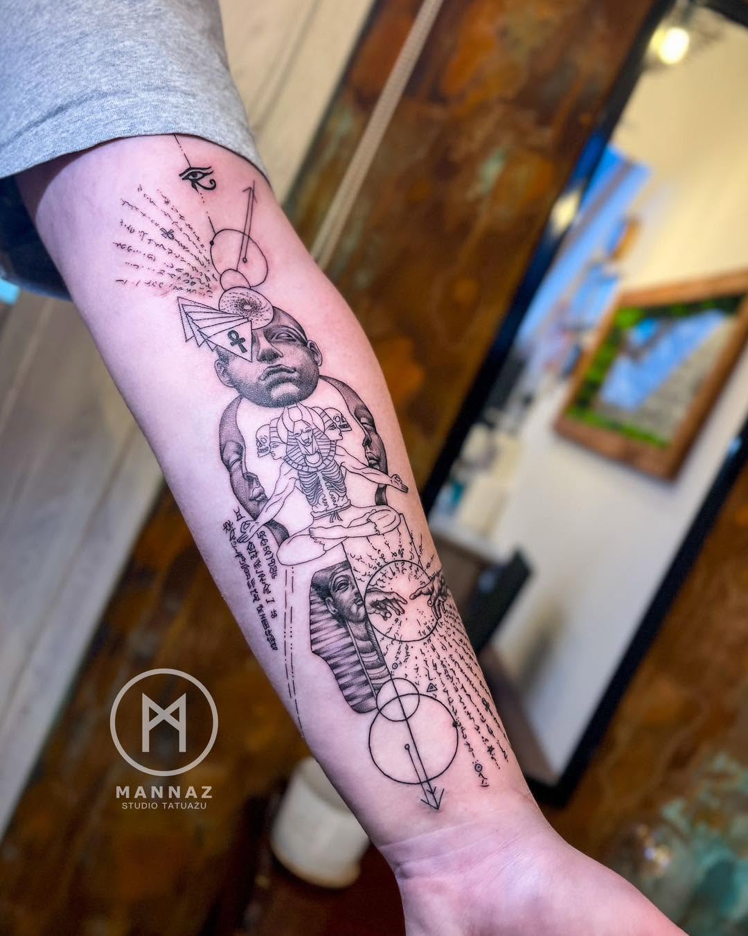 Tatuaż realistyczny z pełną paletą szarości i drobiazgowym detalem — Mannaz Studio Tatuażu, Jelenia Góra