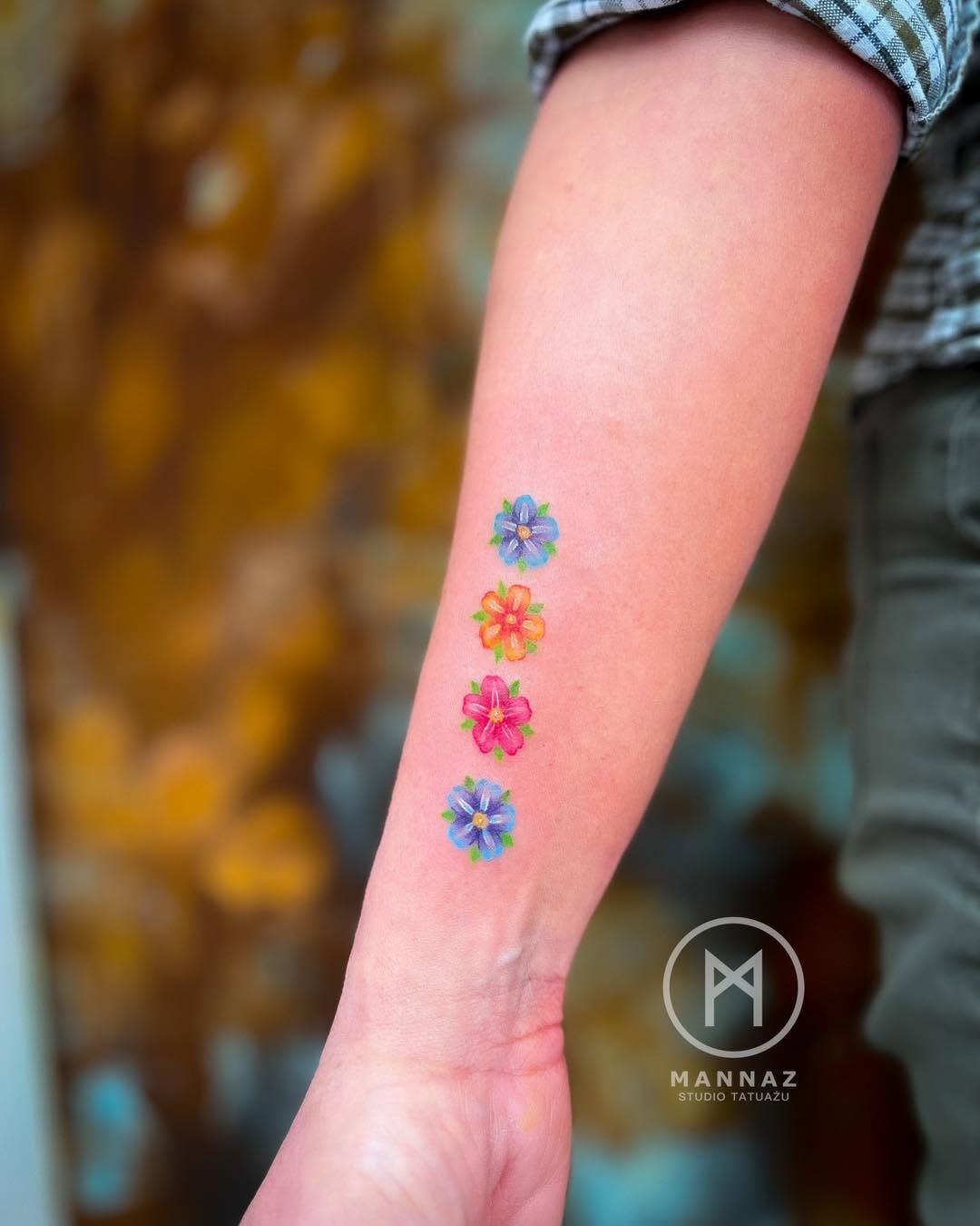 Delikatny tatuaż botaniczny z subtelną kreską inspirowany naturą — Mannaz Studio Tatuażu, Jelenia Góra