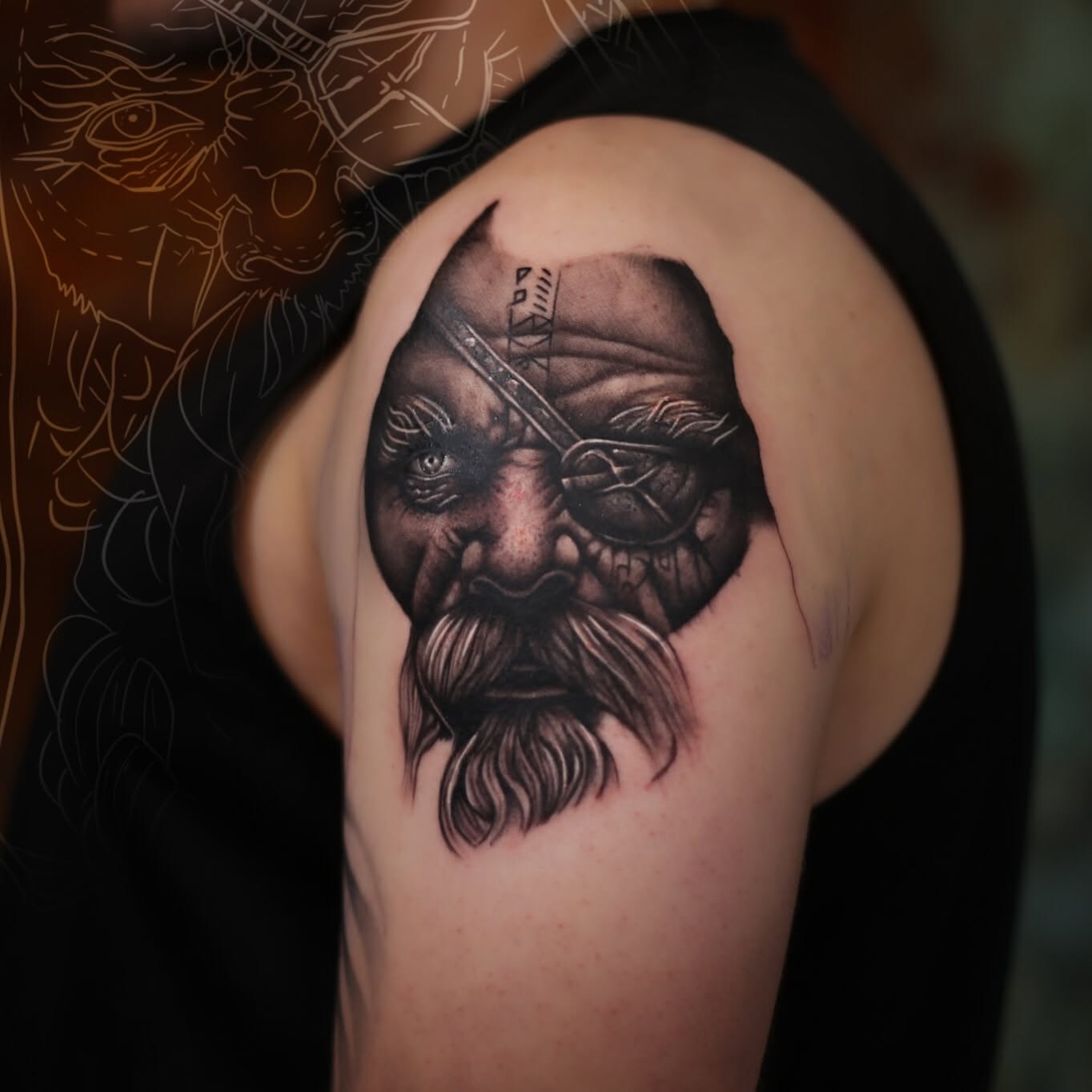 Autorski concept tattoo zaprojektowany od podstaw dla klienta — Mannaz Studio Tatuażu, Jelenia Góra