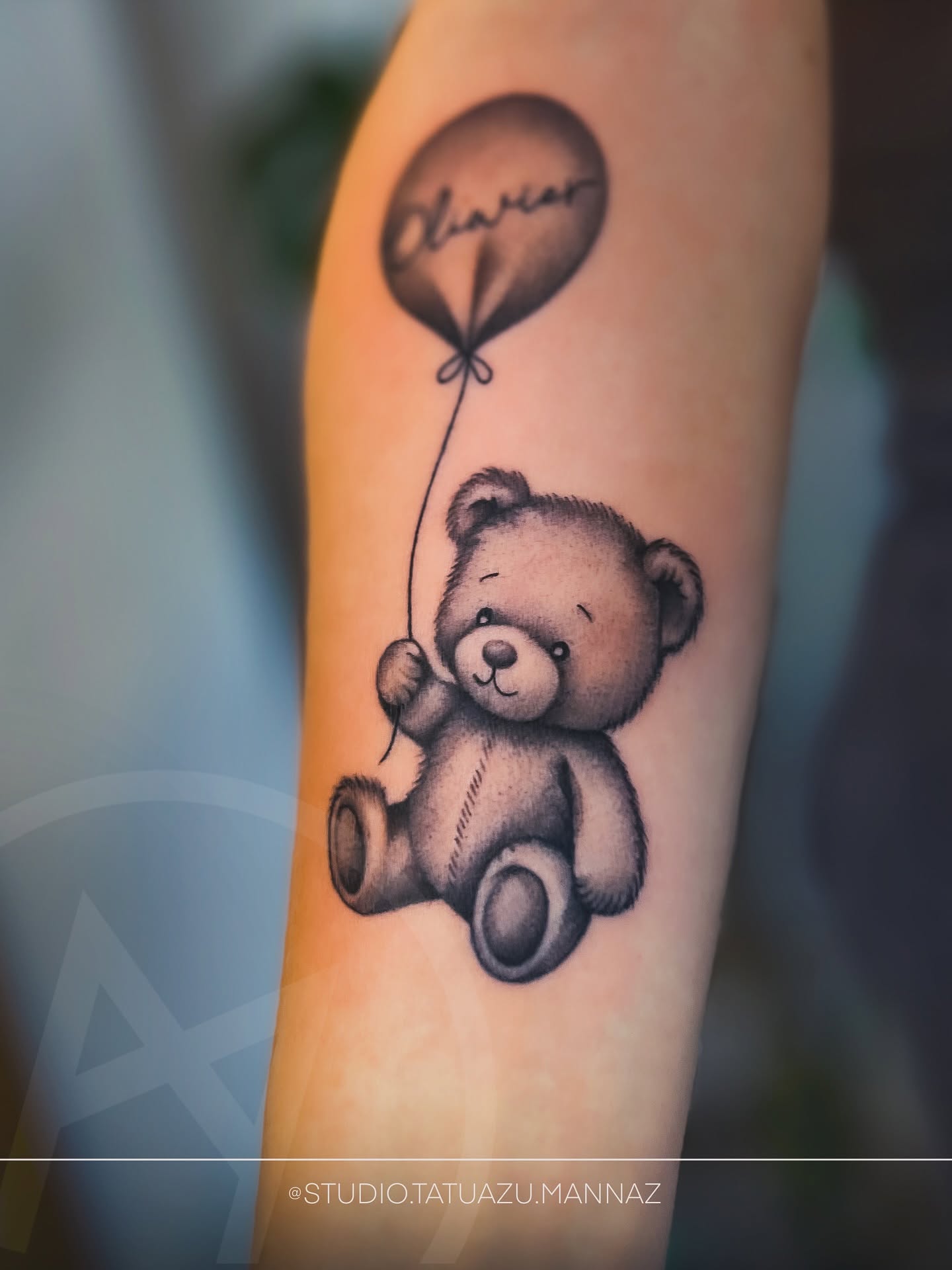 Tatuaż w technice whip shading z miękkim, dymnym cieniowaniem — Mannaz Studio Tatuażu, Jelenia Góra